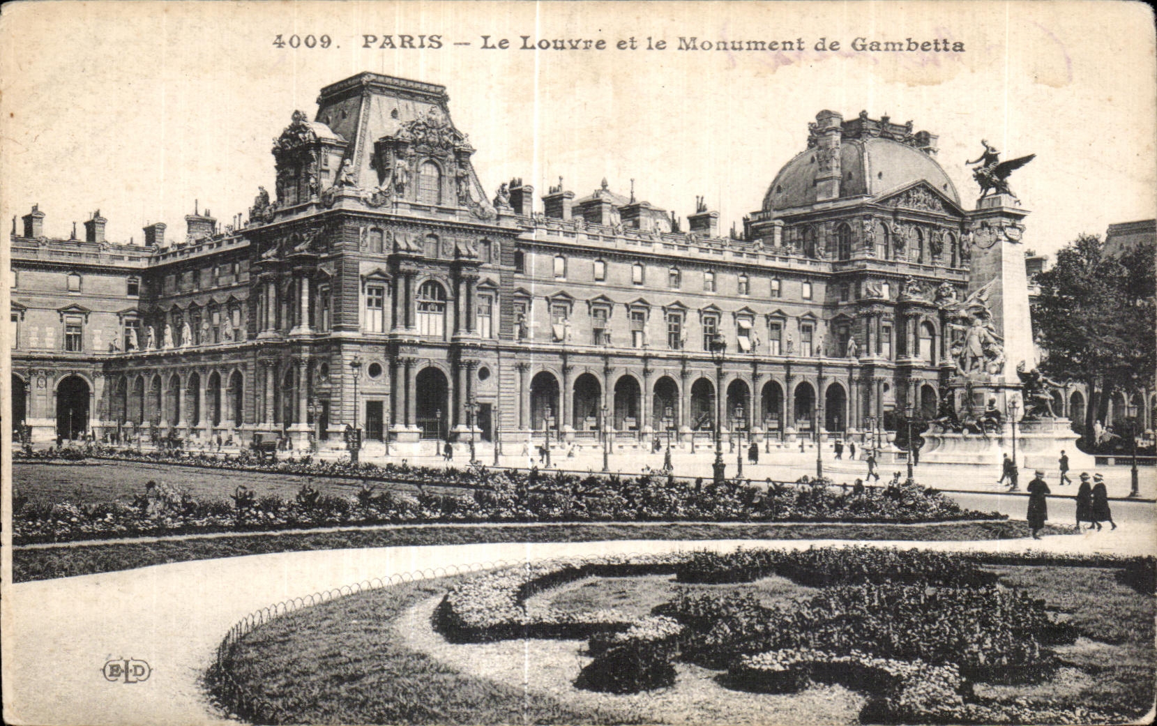 CPA Paris Le Louvre et le Monument de Gambetta