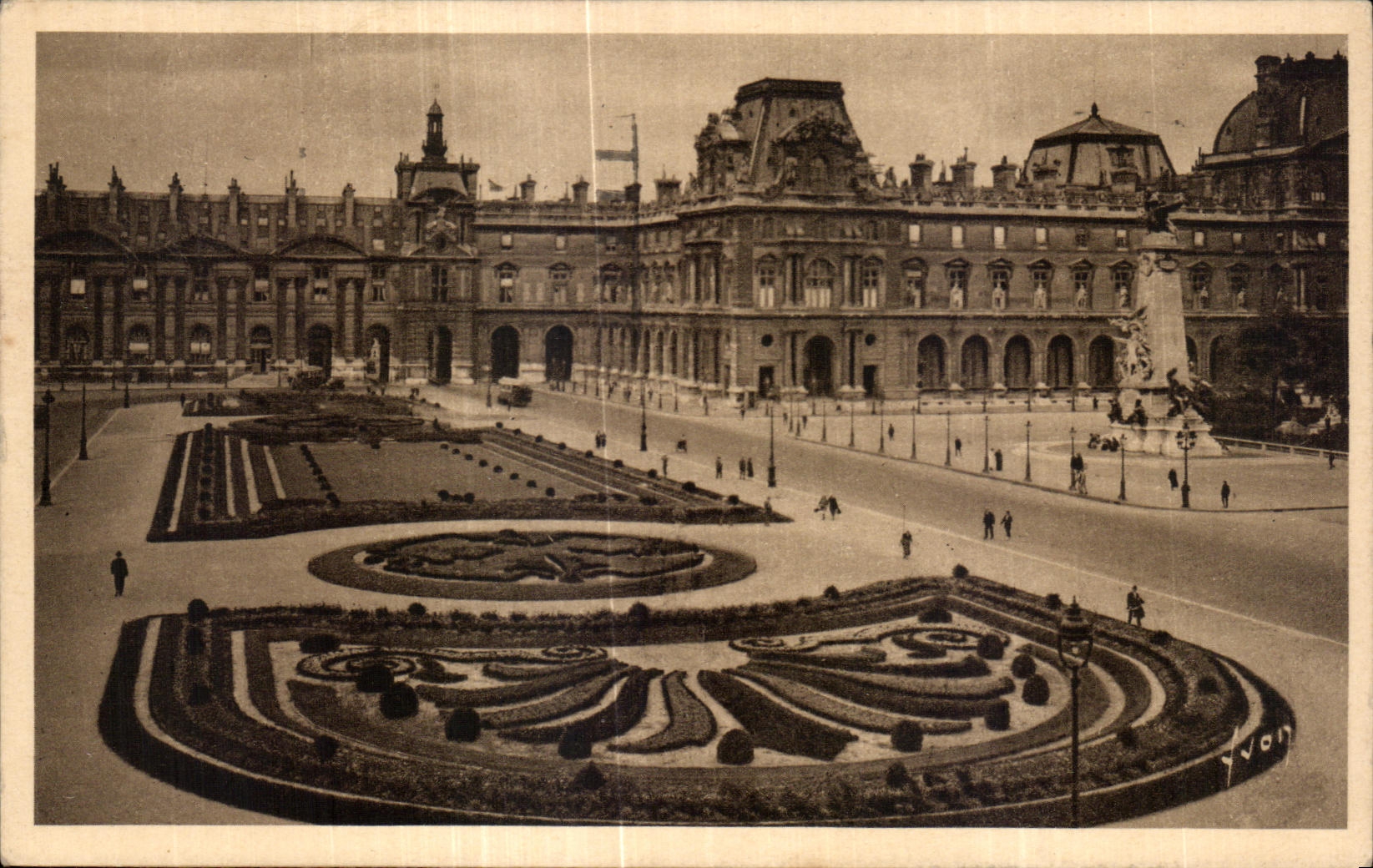 CPA Paris En Flanant Place du Carrousel Dans le fond le Louvre