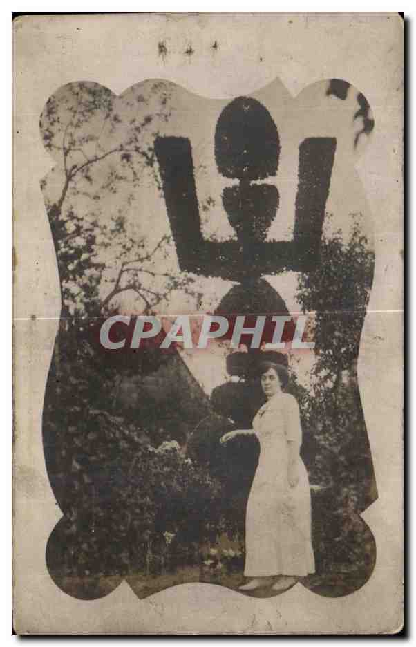 CARTE PHOTO Femme et sculpture de jardin 