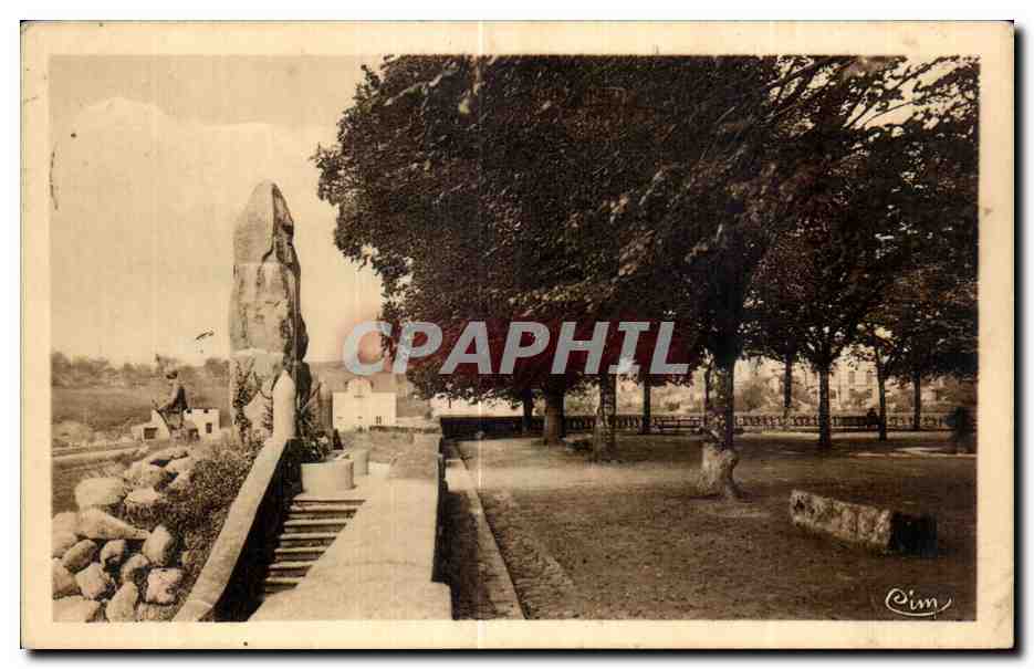 CPA Nontron Place Saint Etienne et Monument aux Morts
