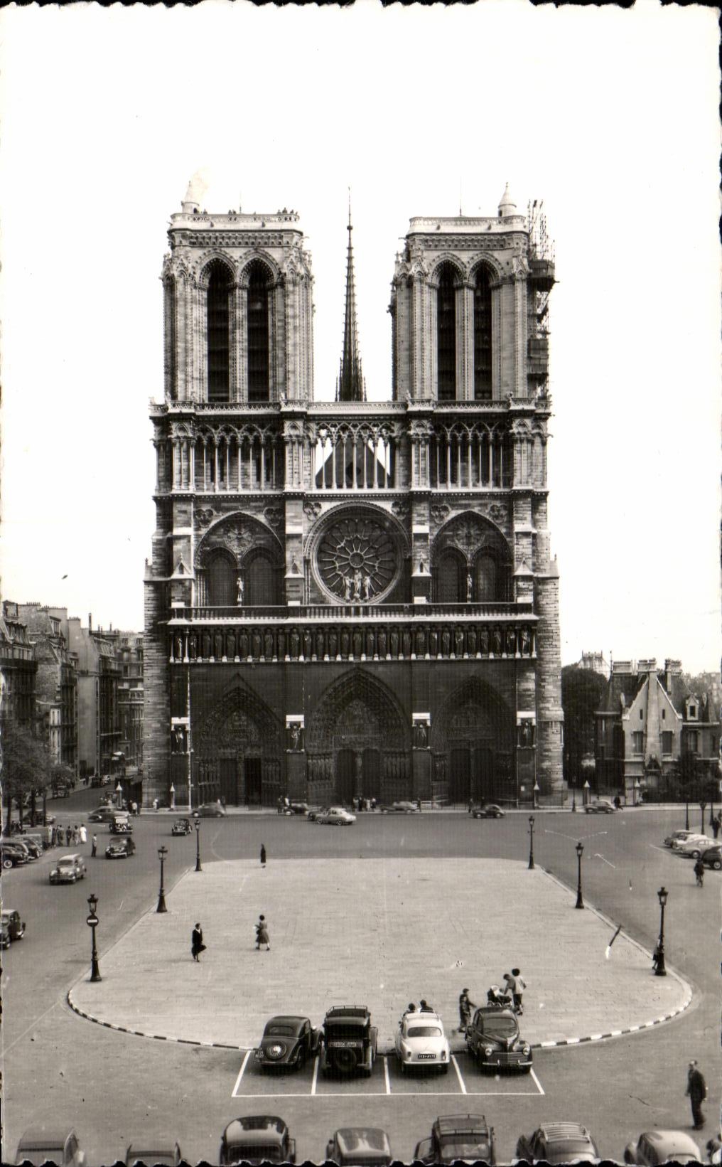 CPA Paris La Cathedrale Notre Dame la Facade et le Parvis