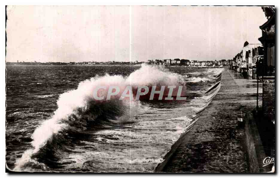 Cap Fréteval — Vague déferlante sur le quai — Réal-Photo