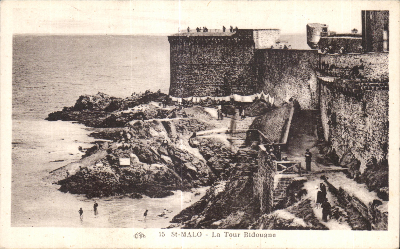 St-Malo - La Tour Bidouane — vue de la tour et du rivage — série 15