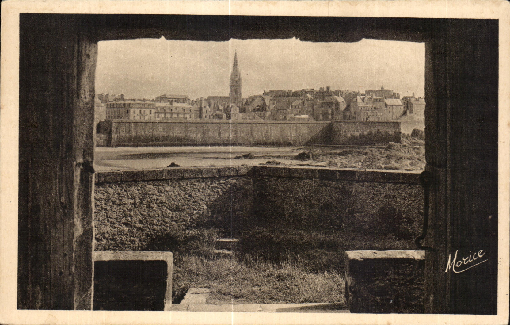 Saint-Malo (Bretagne) — vue du Fort National depuis l'Escalier voué — éditeur M. Guérin, Saint-Malo (Ille-et-Vilaine)
