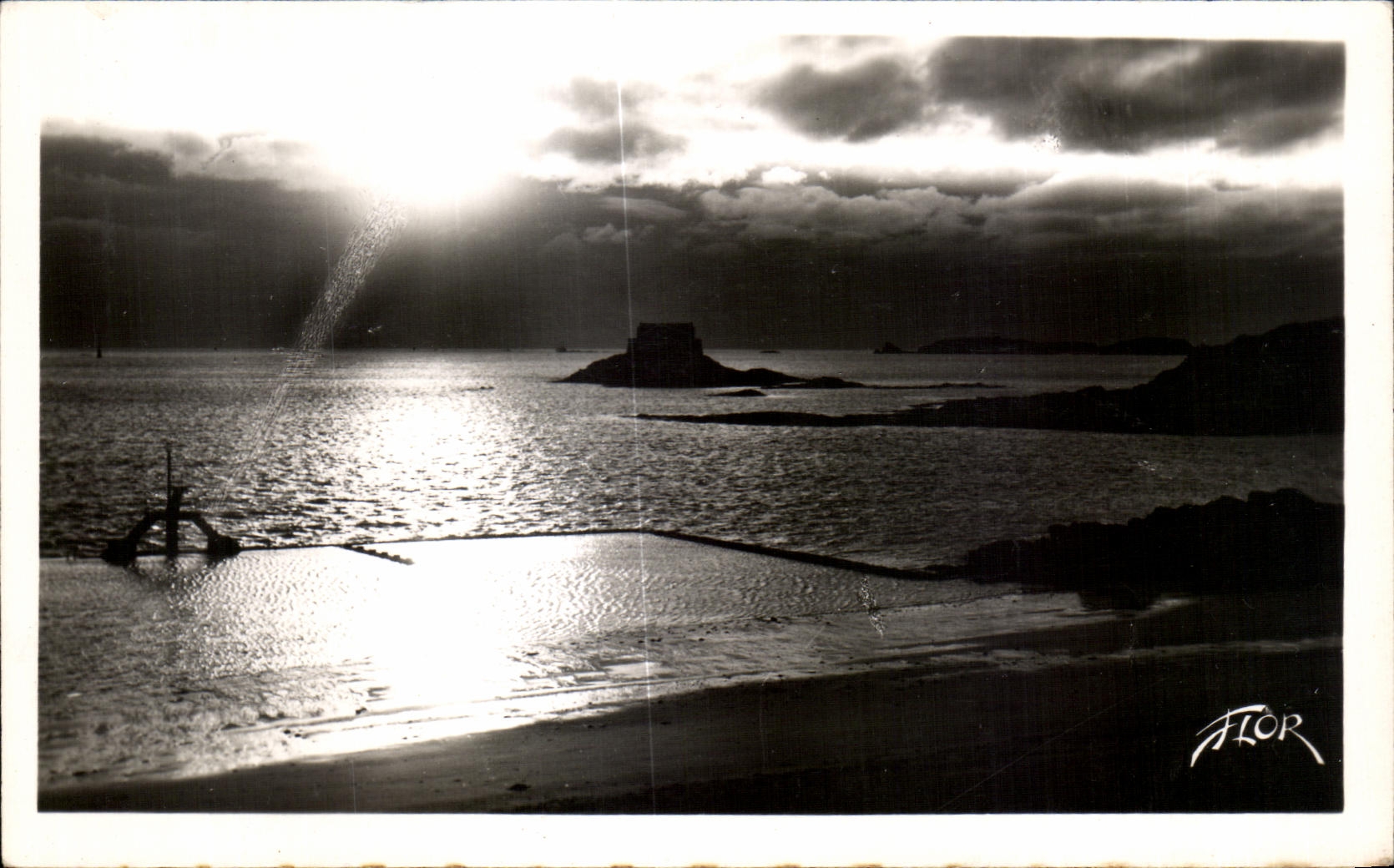 Saint-Malo (Il.-et-V.) — Coucher de soleil sur les îles — Éditions Artisitiques - N°3944