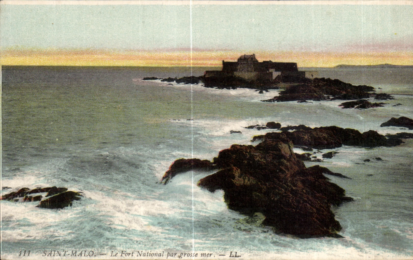 Saint-Malo — Le Fort National par grosse mer — LL. — N° 111