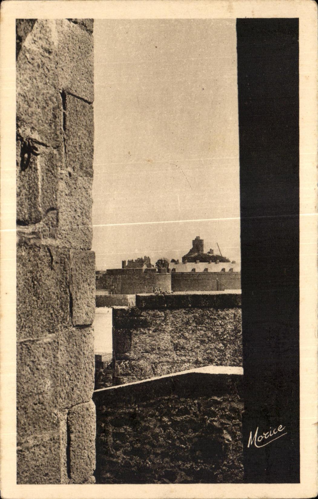 Saint-Malo — Le Château vu du Fort National — Morice