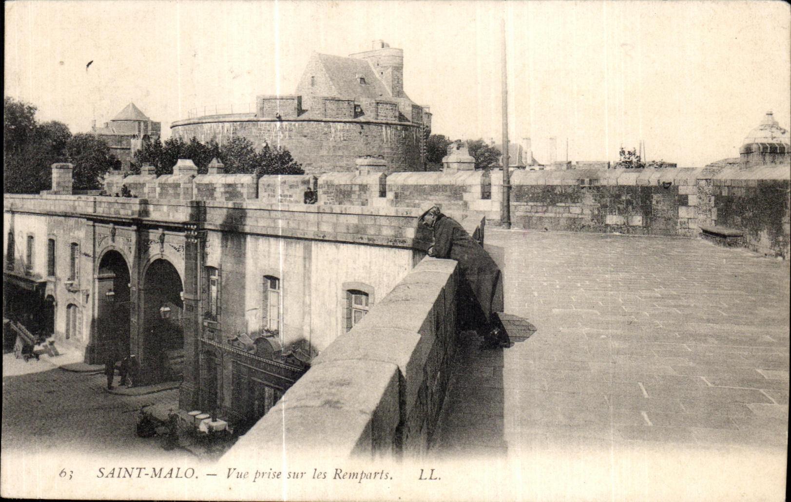 Saint-Malo — Vue prise sur les Remparts — LL. n°63