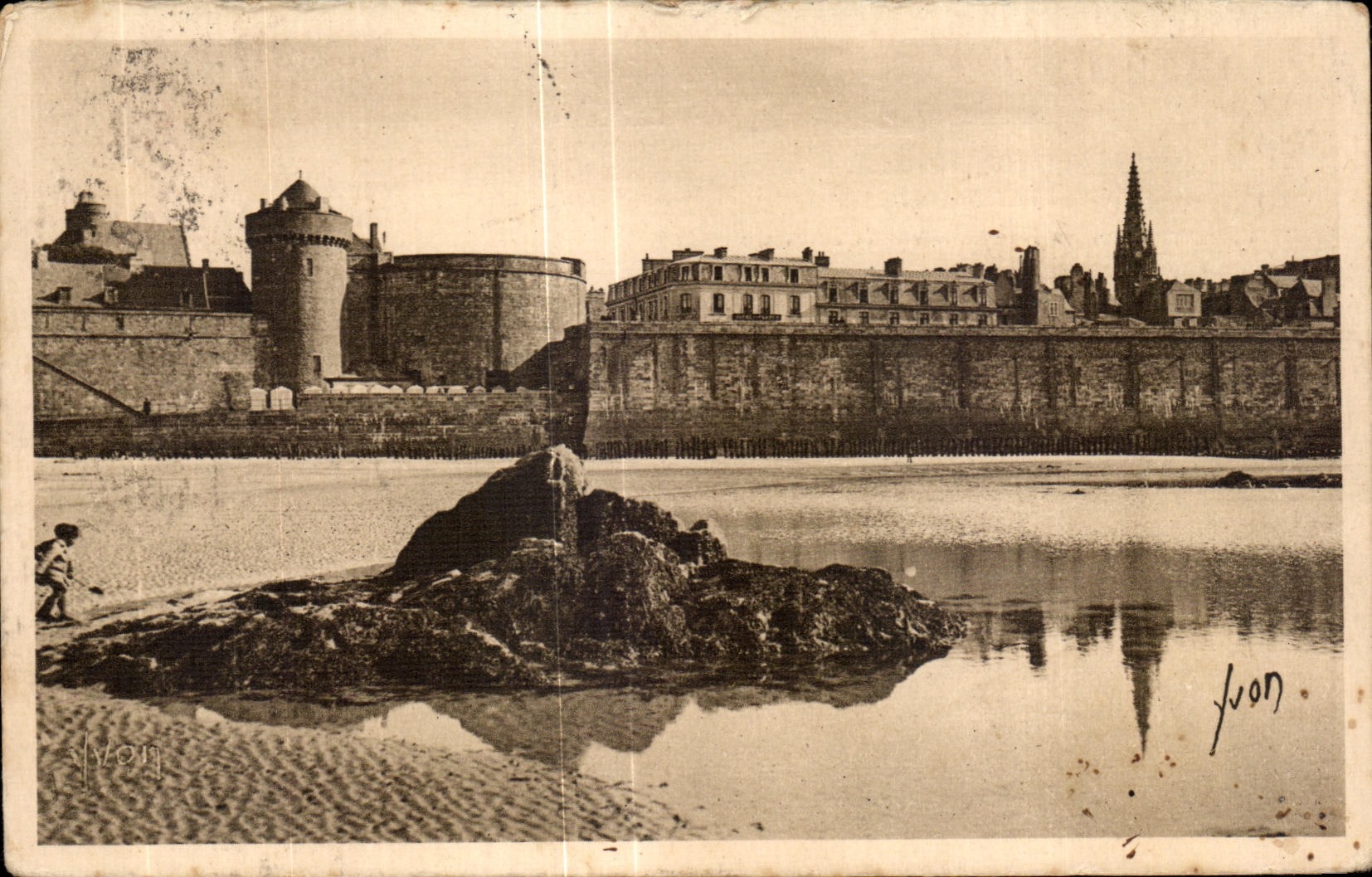 Saint-Malo — Le Château et les Remparts vus de la Plage — Les Éditions d'Art Martel
