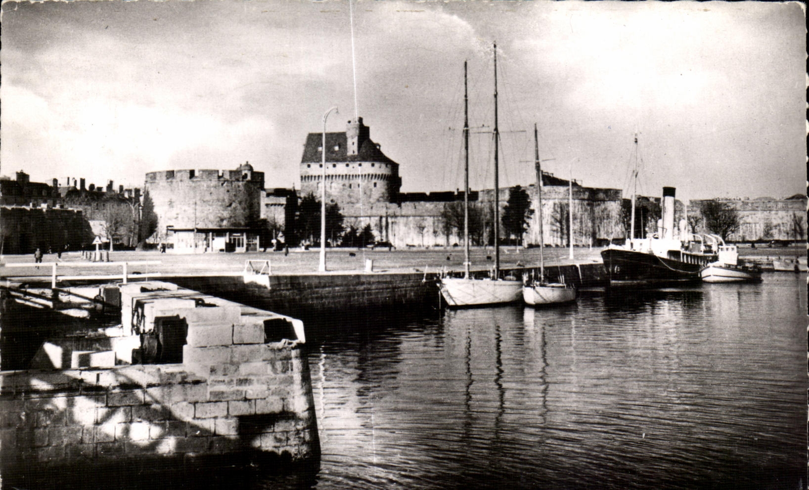 Saint-Malo — Vue du Donjon et du Bassin des Yachts — Éditions du Globe, n°60