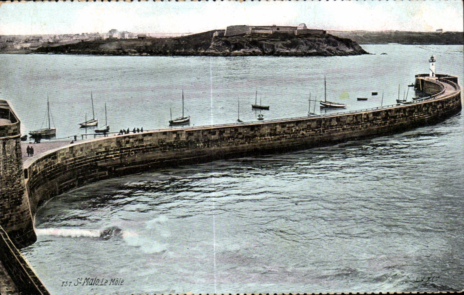 St-Malo - Le Môle — vue du port avec phare et bateaux — éditeur L.Y.C. n°757 - Anverso