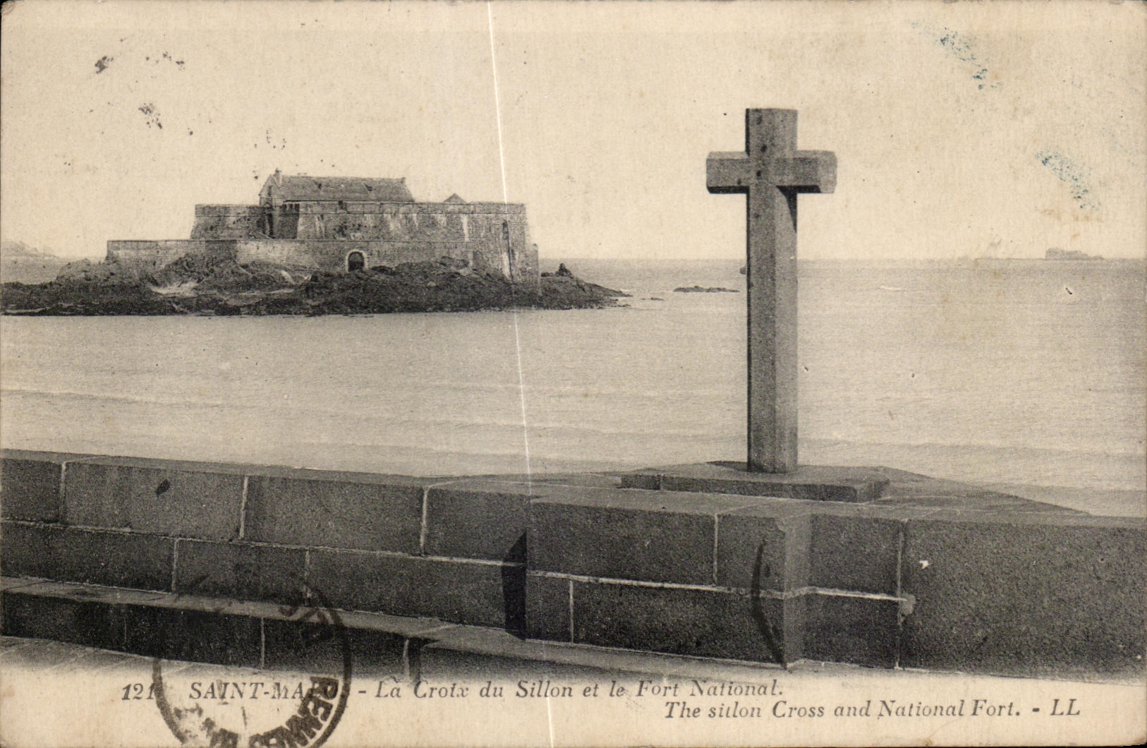 CPA Saint Malo La Croix du Sillon et le Fort National THe Sitlon Cross and National Fort