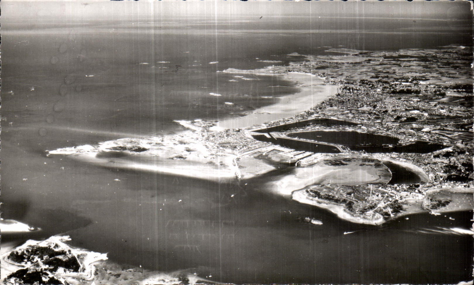 Vue aérienne de Saint-Malo — 46. Saint-Malo (Ille-et-Vilaine) — Exclusivité de « La Palette »