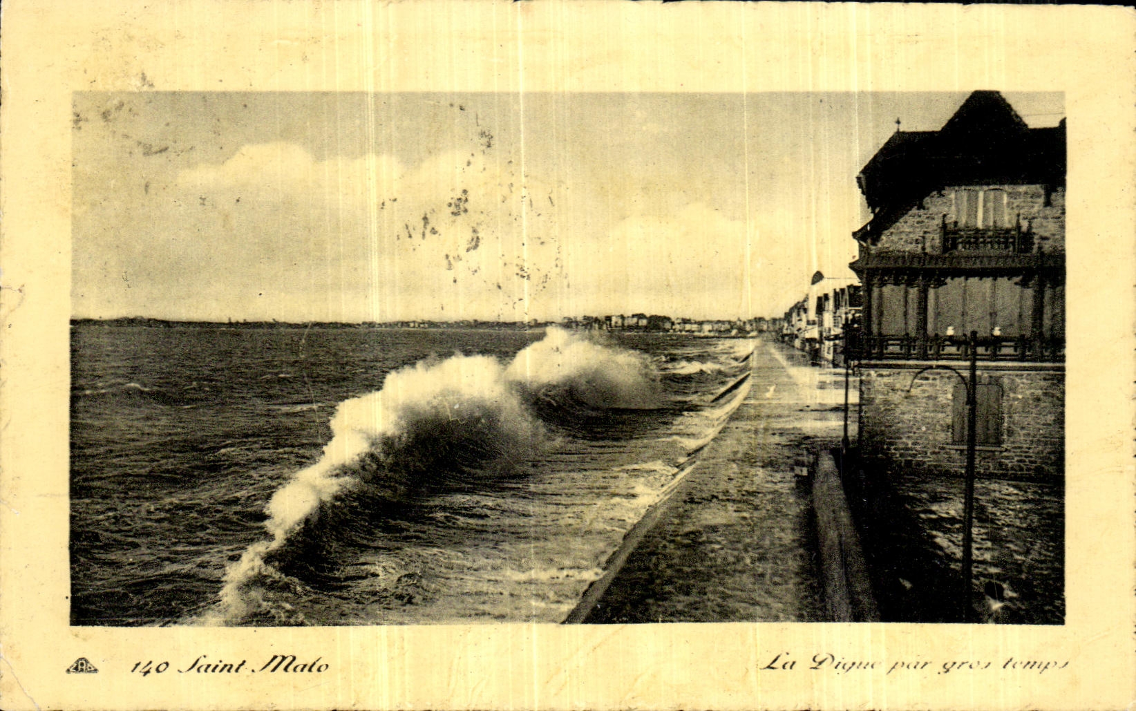 Saint-Malo — La Digue par gros temps — Édit. Bromatvore à R. T. Roids