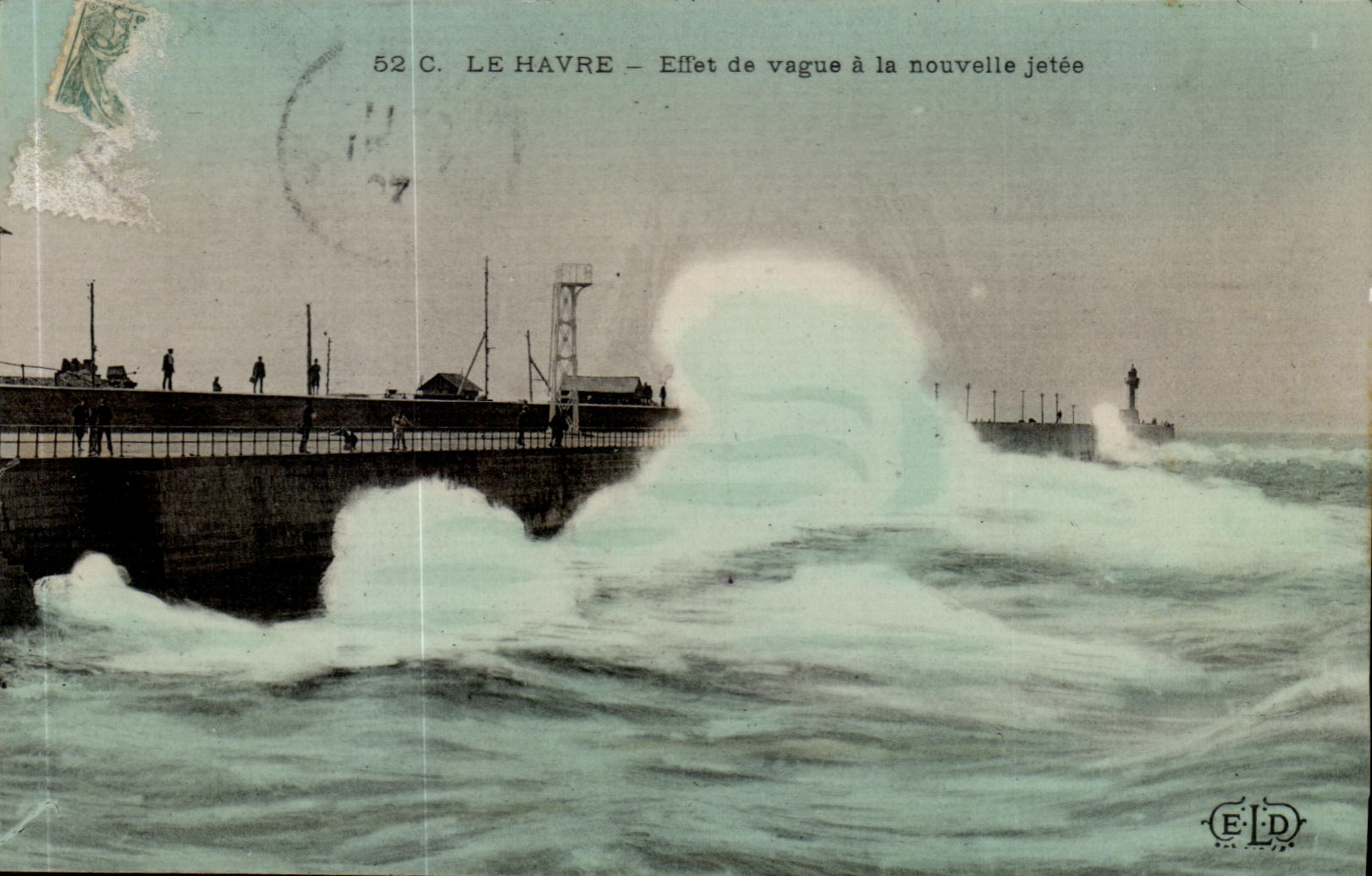 CPA Le Havre Effet de vague a la nouvelle jetee Phare Lighthouse