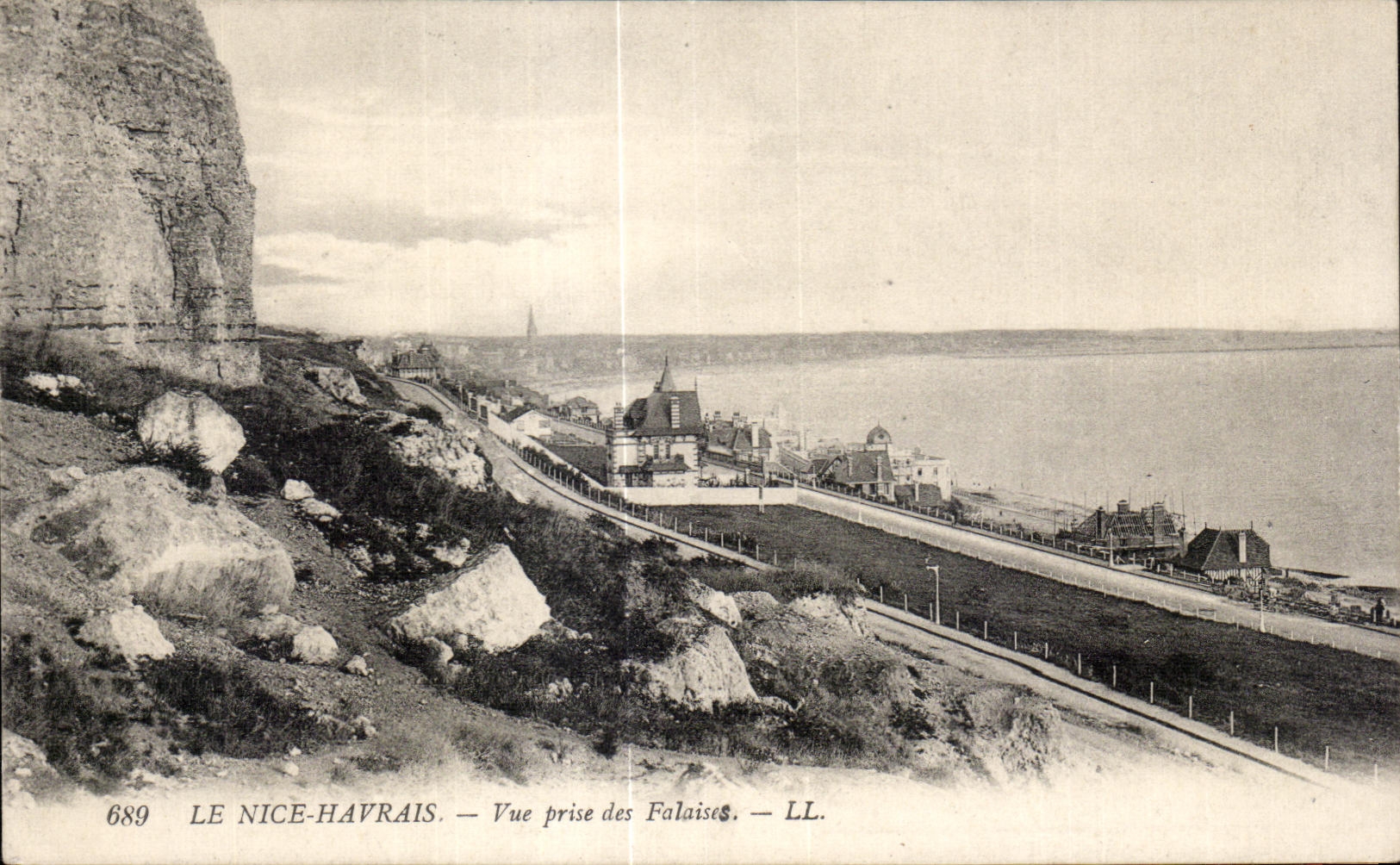 CPA LE Nice Havrais Vue prise des Falaises