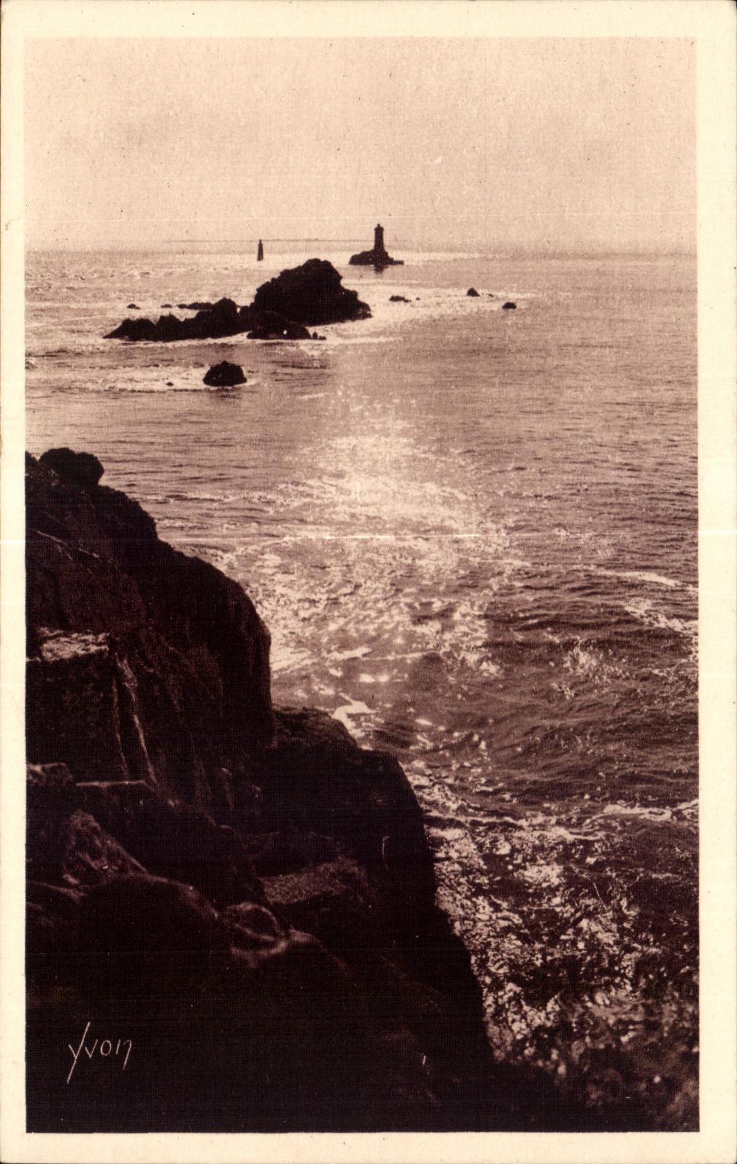 Pointe du Raz - Phare de la Vieille — Éditeur Yvon, n°8