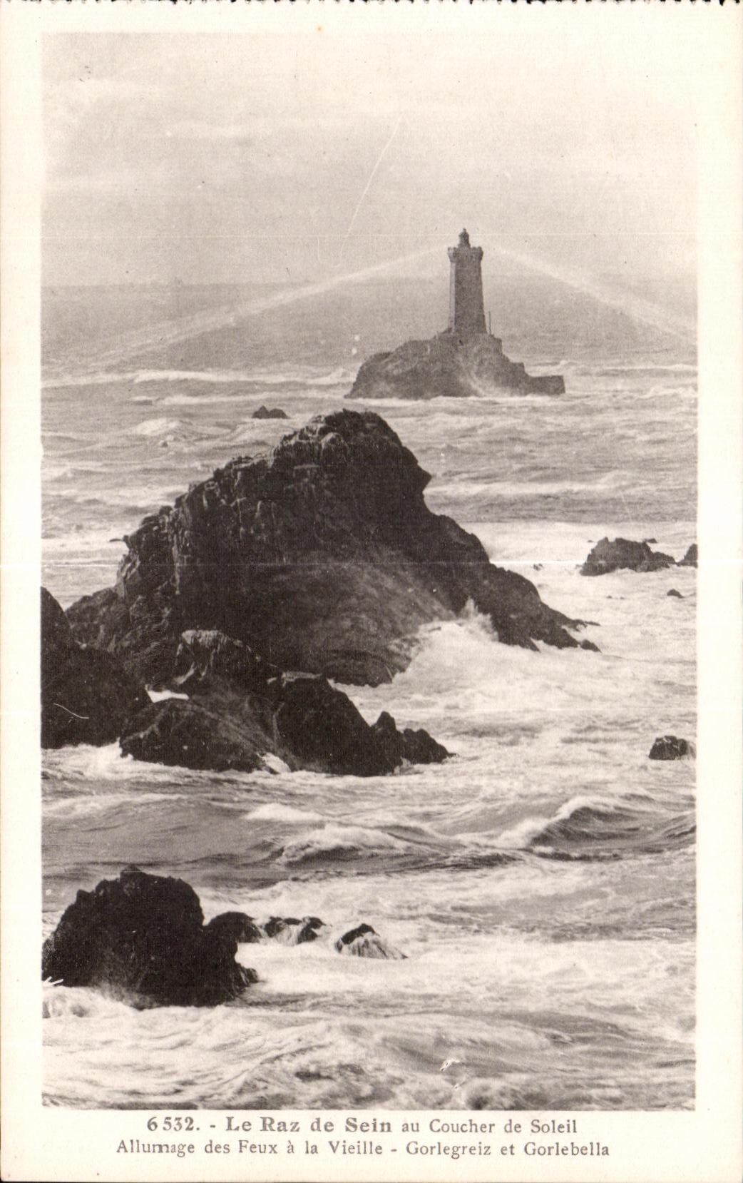 Le Raz de Sein au Coucher de Soleil — Allumage des Feux à la Vieille - Gorlegreiz et Gorlebella — Collection Villard, Dampmer