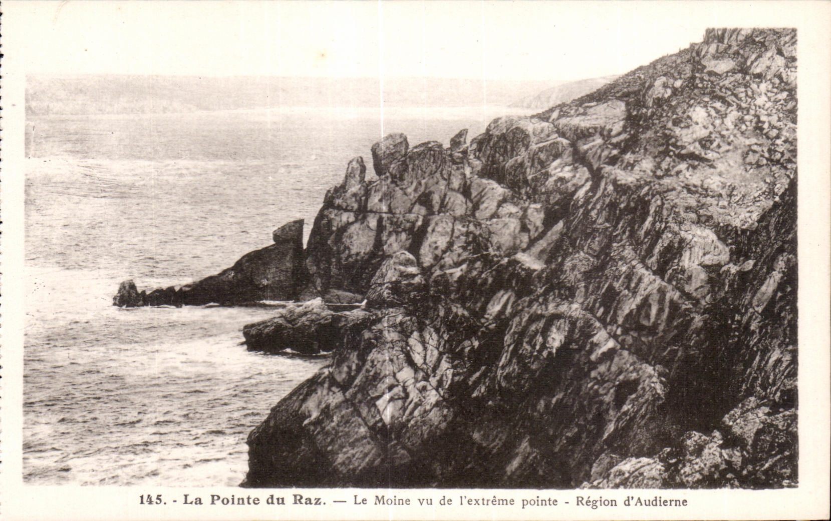 La Pointe du Raz — Le Moine vu de l'extrême pointe — Région d'Audierne — n°145