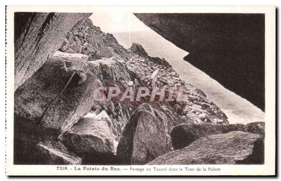 La Pointe du Raz — Passage in Tunnel im Tour de la Pointe — Collection Villard, Camper