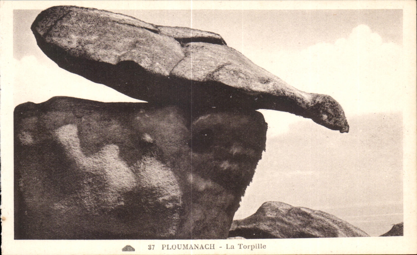 PLOUMANACH - La Torpille — rocher équilibre — série 37