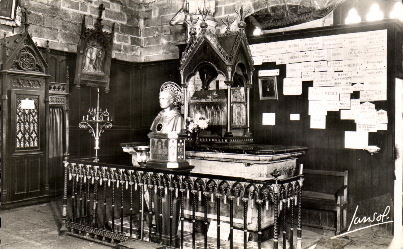Vannes (Morbihan) — Intérieur de la Cathédrale St-Pierre — Tombeau de St Vincent — Éditions Photographiques JANSOL