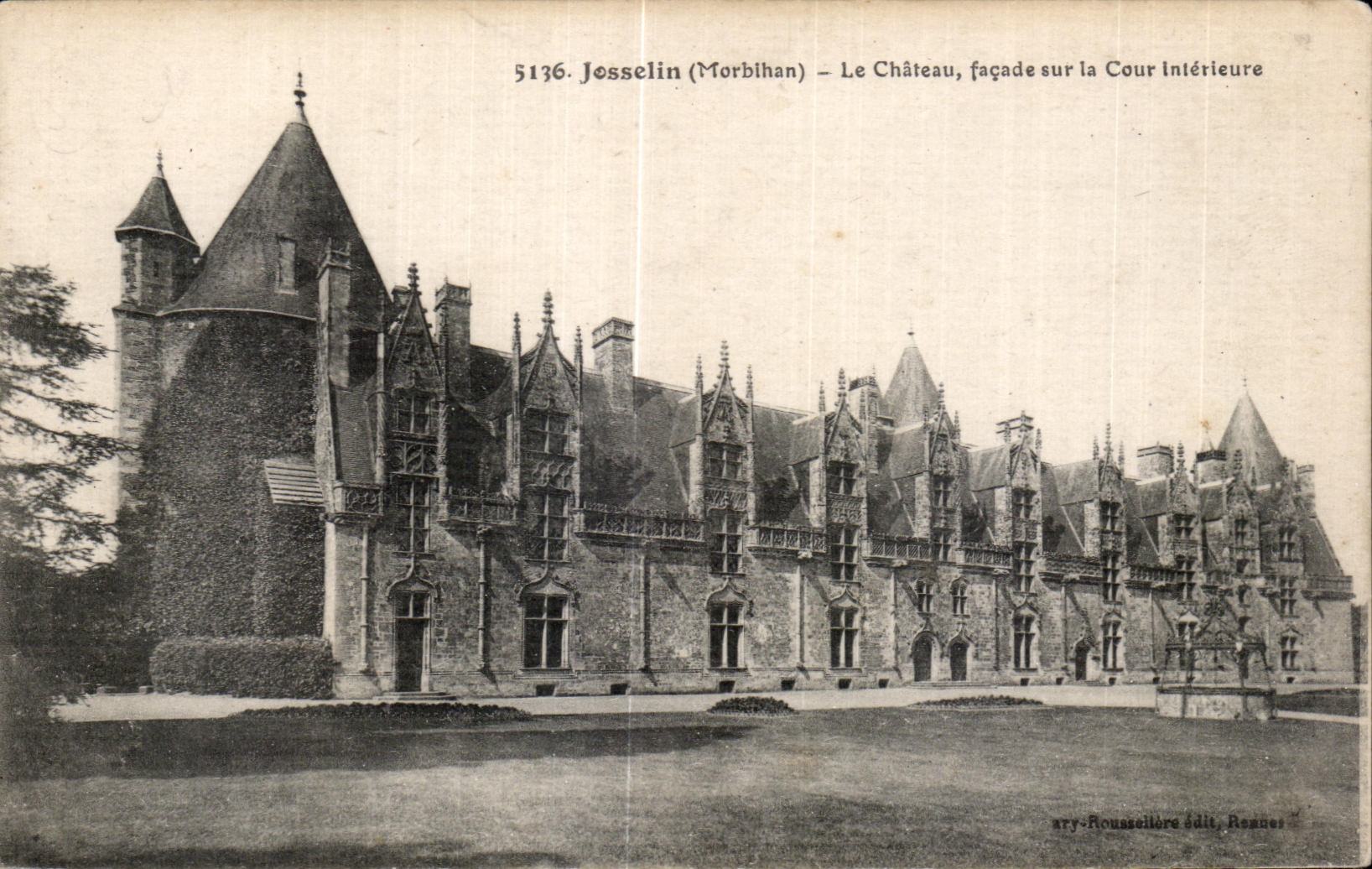 CPA Josselin (Morbihan) Le Chateau facade sur la Cour Interieure