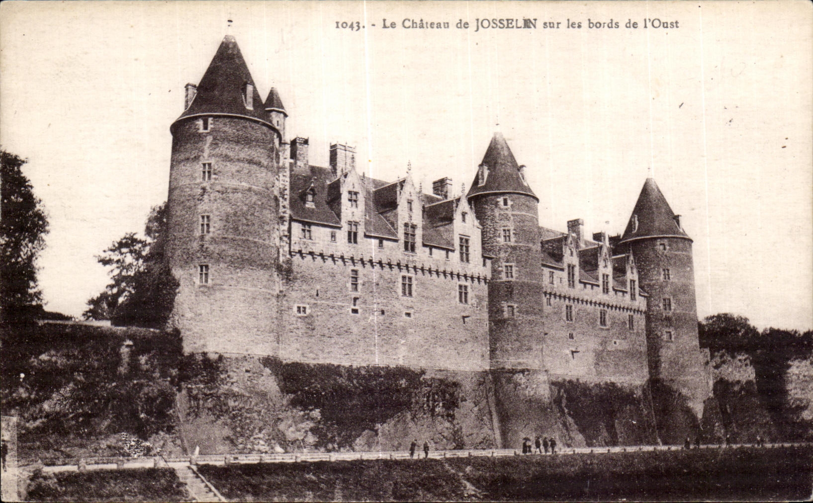 CPA Le Chateau de Josselin sur les bords de I Oust