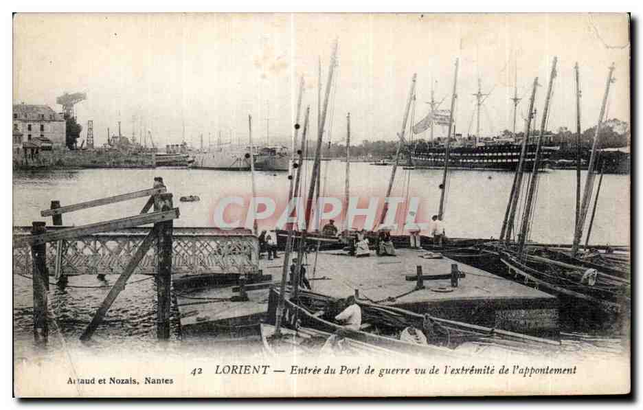 CPA Lorient Entree du Port de guerre vu de I extremite de I appontement Bateau