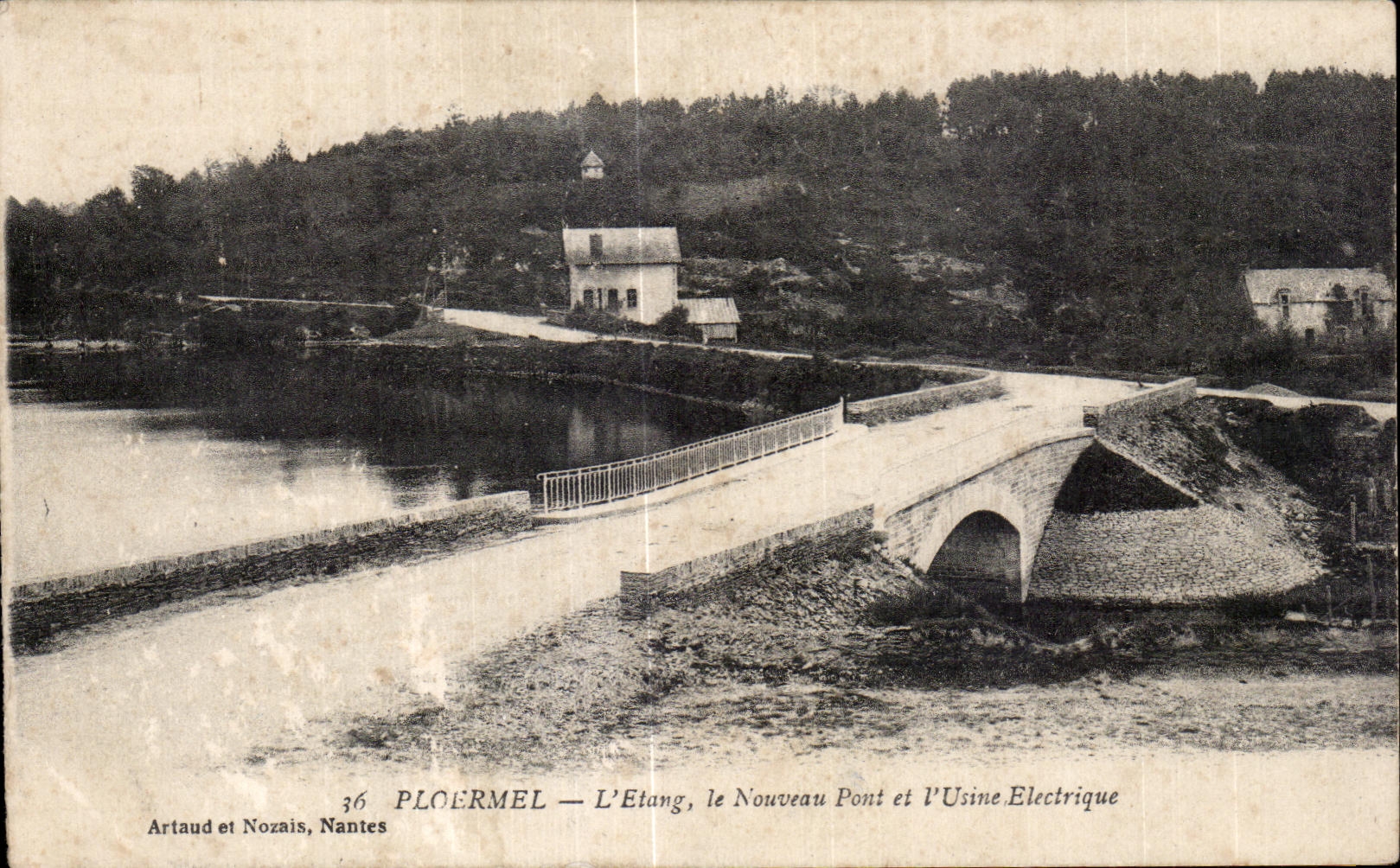 CPA Ploermel L Etang le Nouveau Pont dt I Usine Electrique