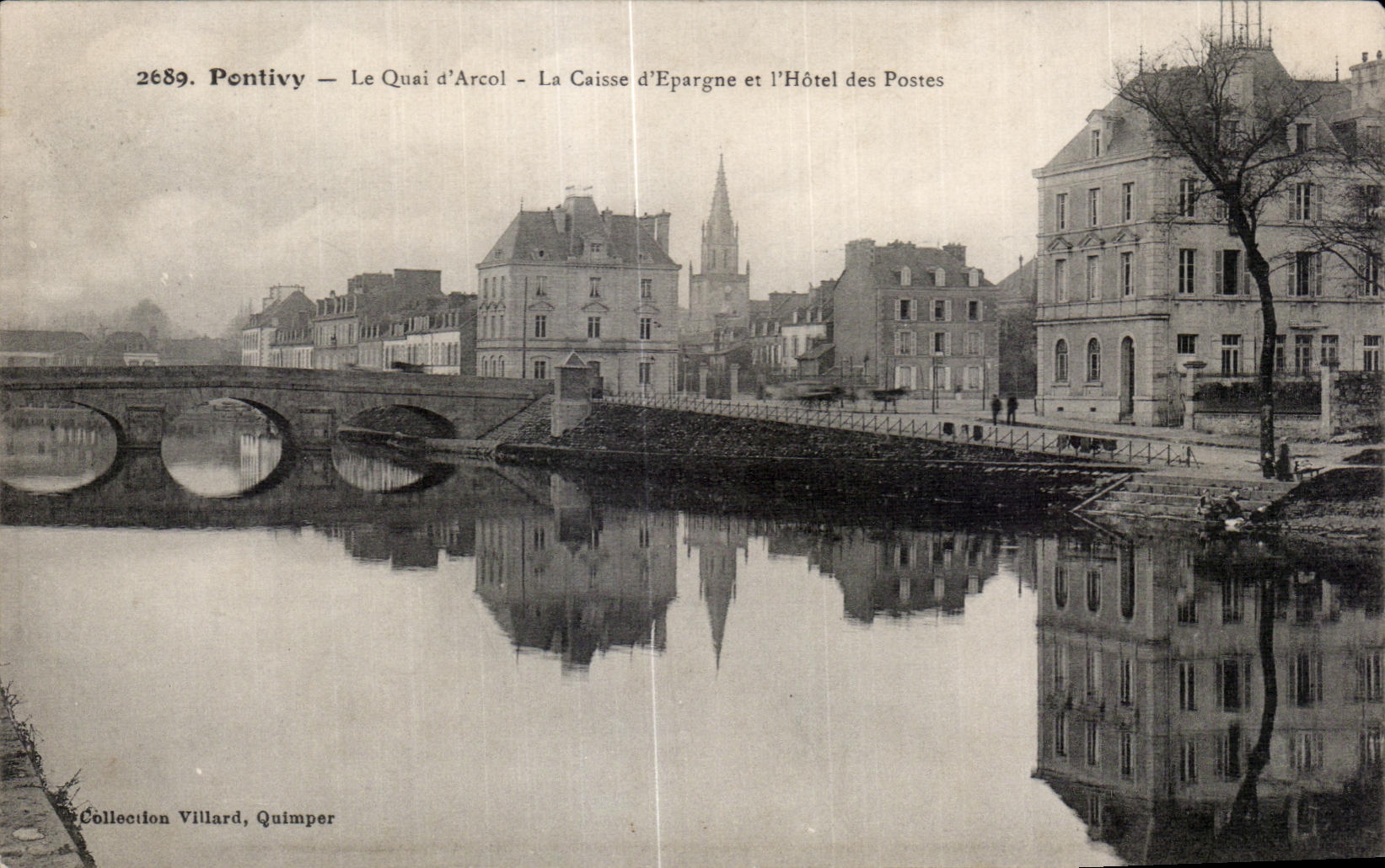 Pontivy — Le Quai d'Arcol — La Caisse d'Epargne et l'Hôtel des Postes — Collection Villard, Quimper
