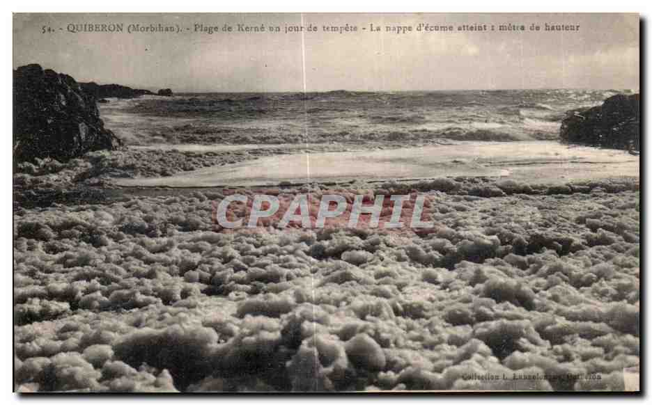 Quiberon (Morbihan) — Plage de Kerné en jour de tempête — La nappe d'écume atteint 1 mètre de hauteur