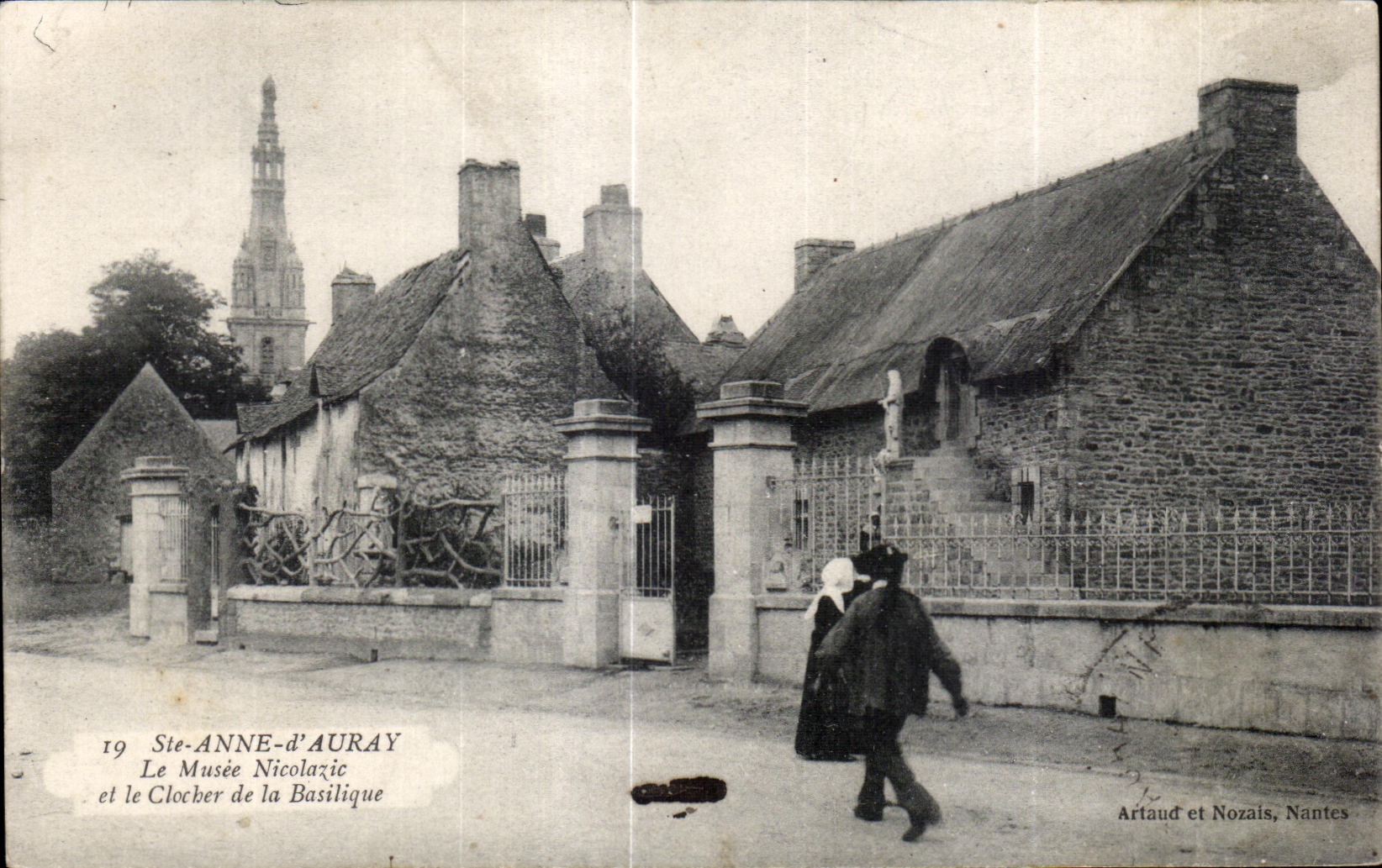 CPA ste Anne d Auray Le Musee Nicolazic et le Clocber de la Basitique