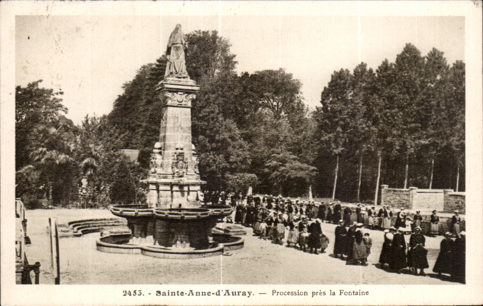 Sainte-Anne-d'Auray — Procession près la Fontaine — Éditeur : 2455