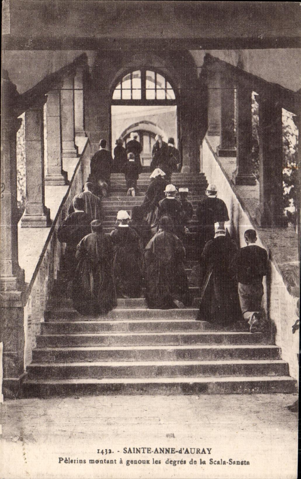 CPA Sainte Anne d Auray Pelerins Montant a Genoux les degres de la Scala Sanata Folklore Costume