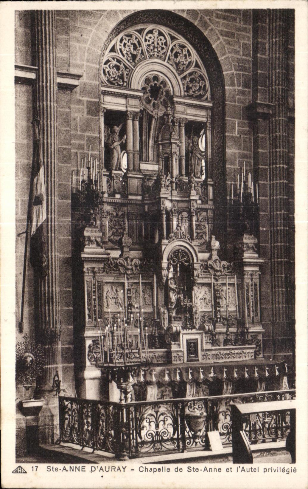CPA Sainte Anne D Auray Chapelle de Ste Anne et l Autel Privilegie