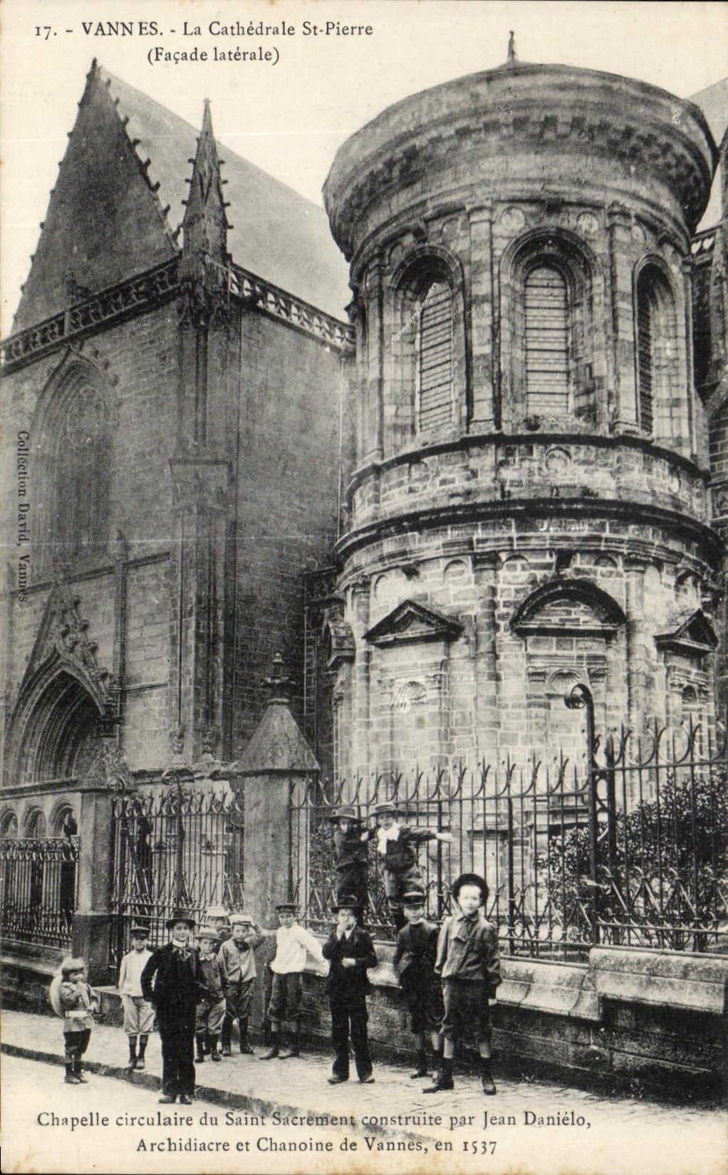 VANNES - La Cathédrale Saint-Pierre (Façade latérale) — Chapelle circulaire du Saint-Sacrement construite par Jean Daniélo, Archidiacre et Chanoine de Vannes, en 1537 — Collection David Vannes