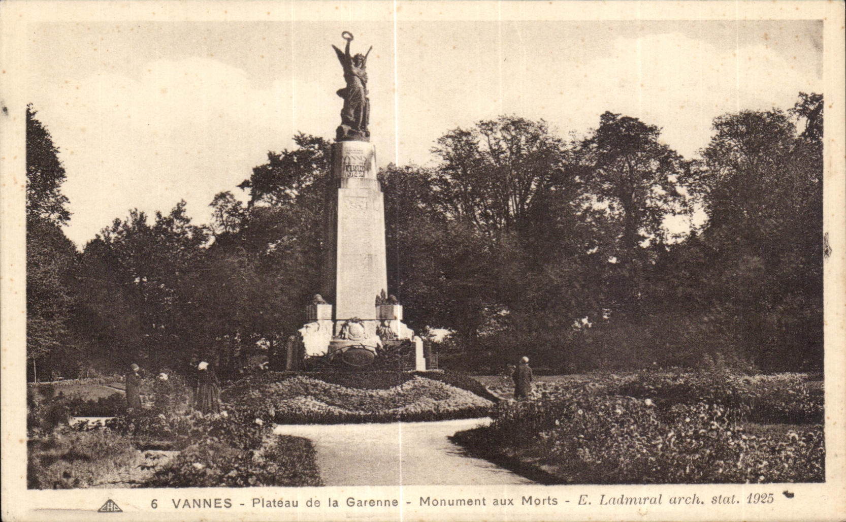 VANNES - Plateau de la Garenne - Monument aux Morts - E. Ladmiral arch. stat. 1925