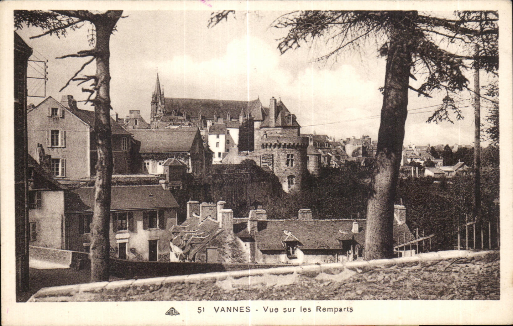 CPA Vannes Vue sur les Remparts