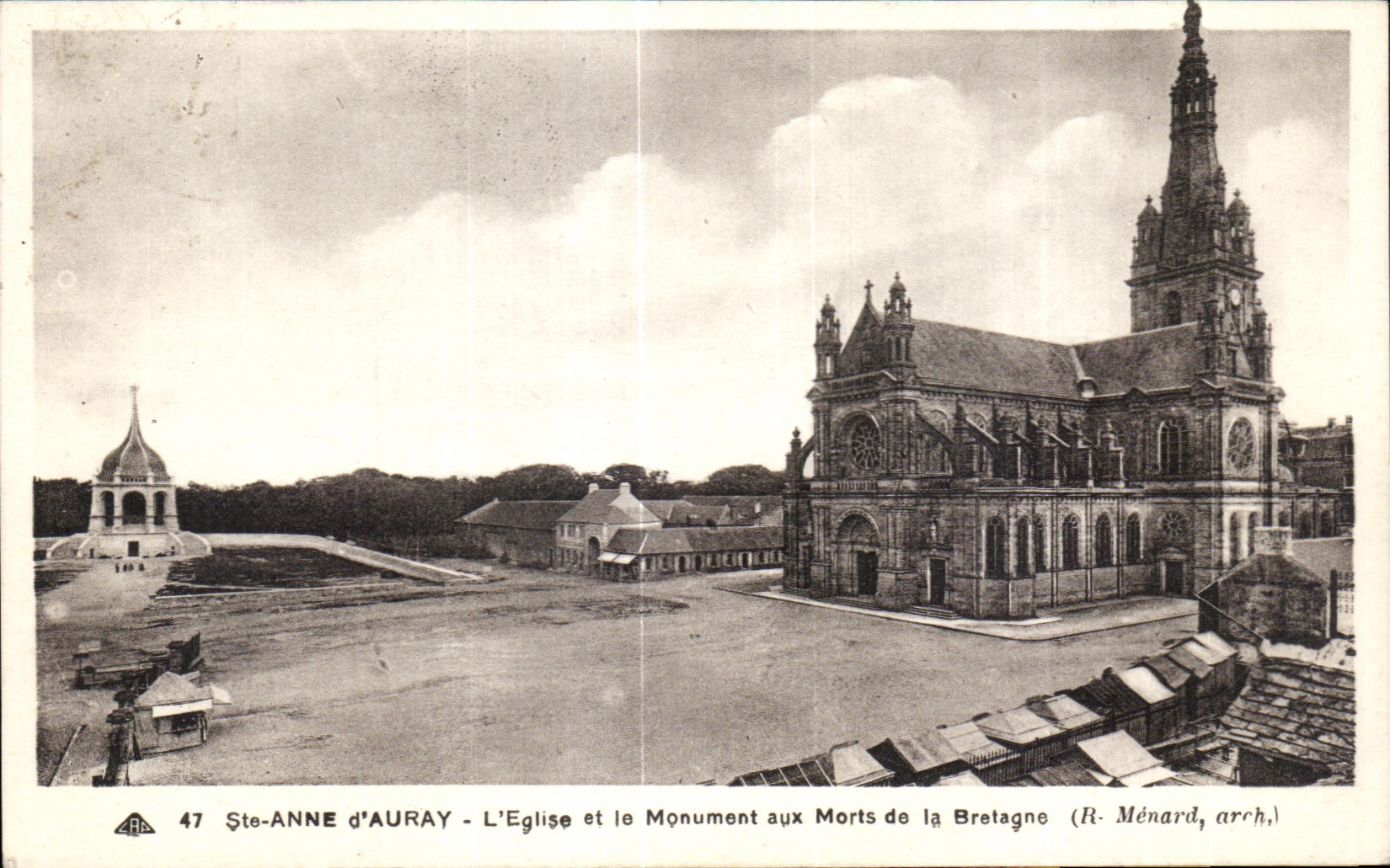 Ste-ANNE d'AURAY - L'Église et le Monument aux Morts de la Bretagne (R. Ménard, arch.)