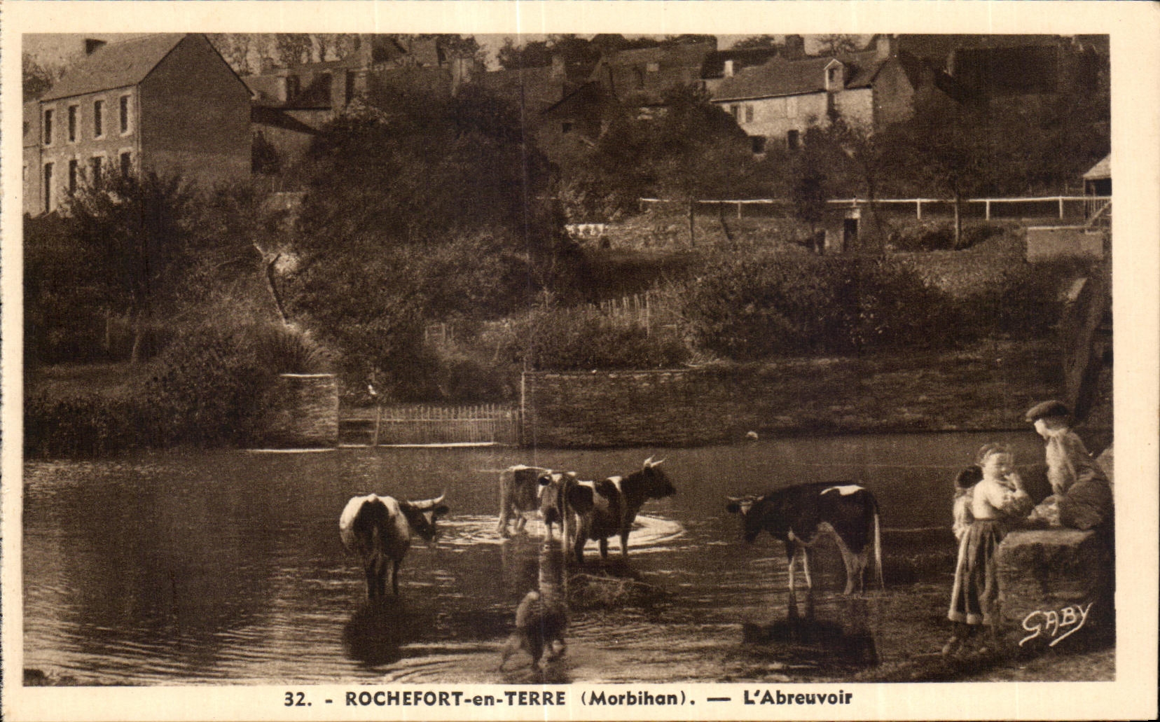 CPA Rochefort en Terre L Abreuvoir Enfants Vache