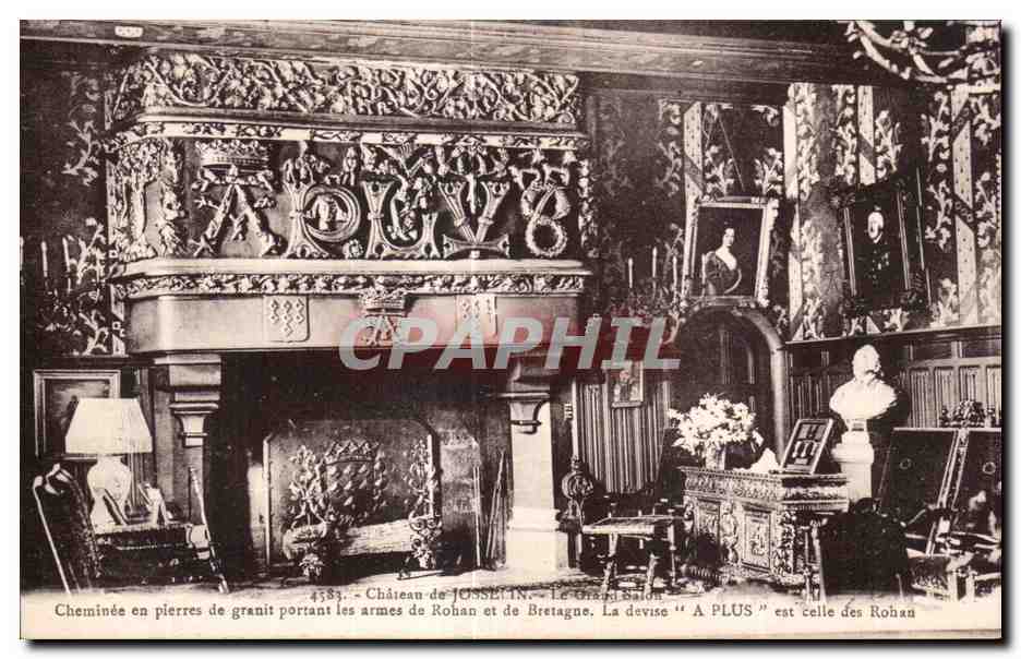 Château de Josselin - Le Grand Salon — Cheminée en pierres de granit portant les armes de Rohan et de Bretagne. La devise 'A PLUS' est celle des Rohan.