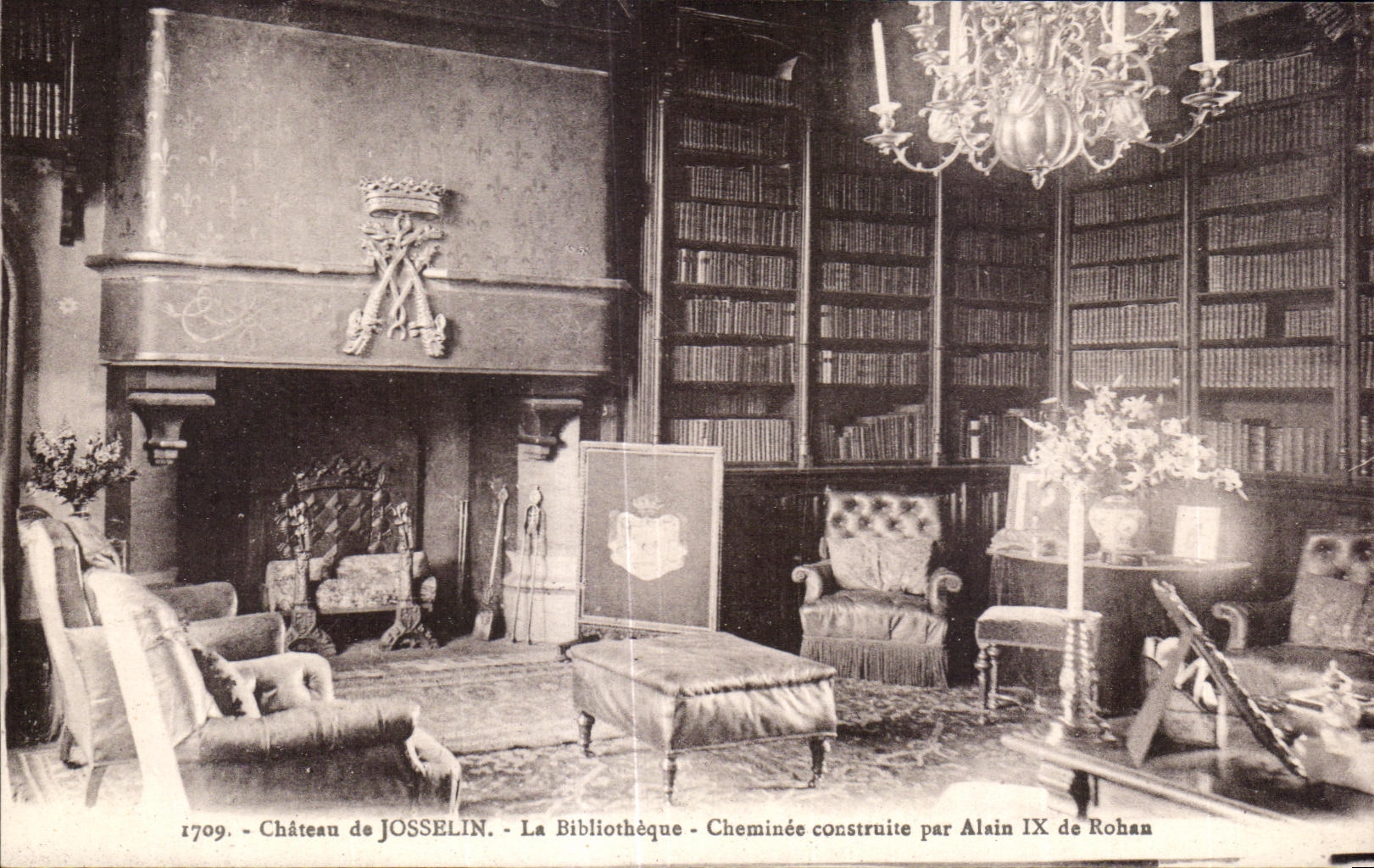 Château de JOSSELIN — La Bibliothèque — Cheminée construite par Alain IX de Rohan