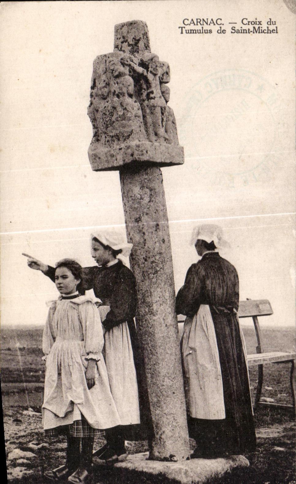 CPA Carnac Croix du Tumulus de Saint Michel Folklore Costume Coiffe Bretagne