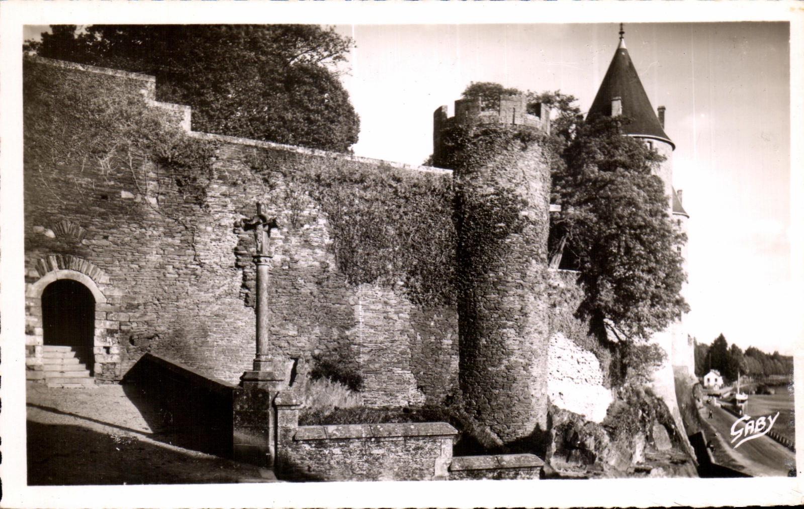 Château de Josselin — vue des remparts et du donjon — Éditions Gaby
