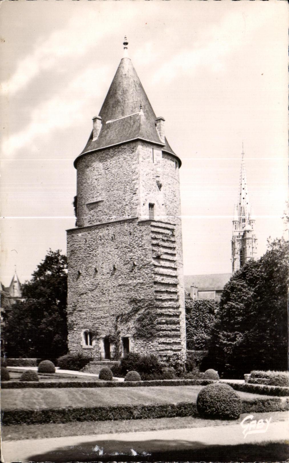 Josselin (Morbihan) — Die isolierte Turm des Schlosses, rechts der Kirchturm — Editions GABY