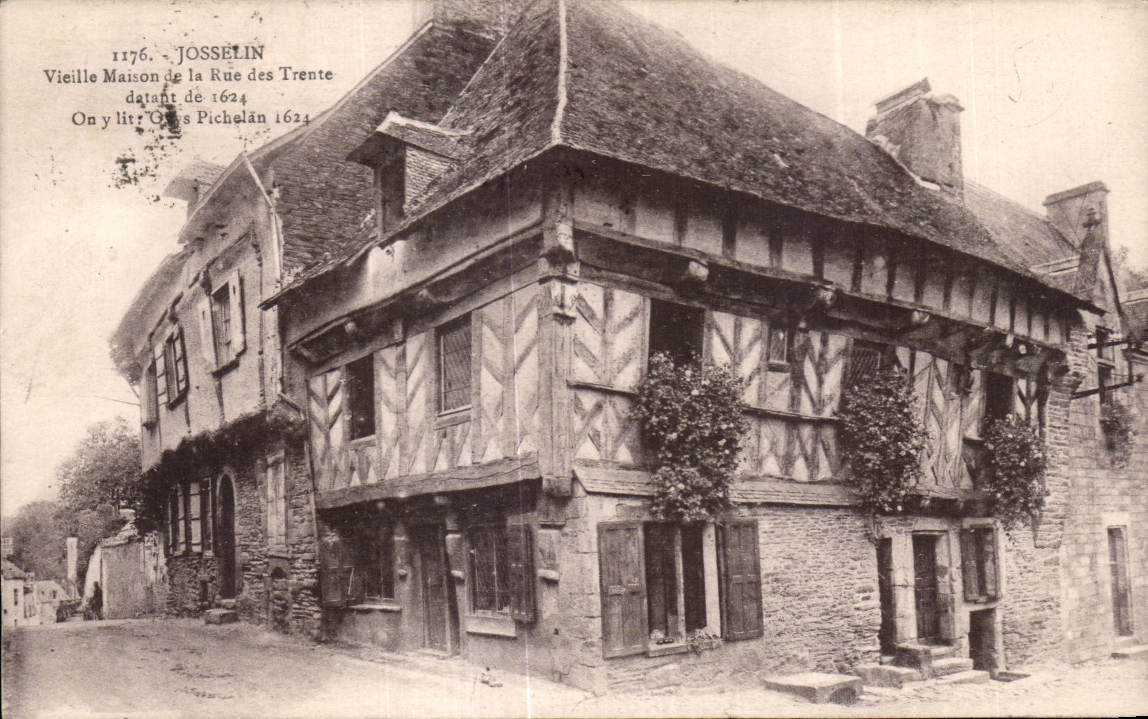 CPA Josselin Vieille Rue Bretagne des Trente