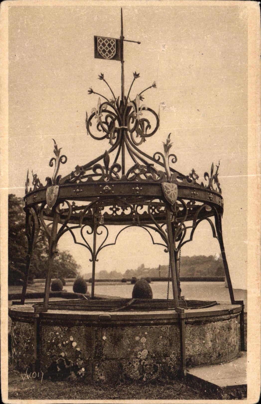 Josselin (Morbihan) — Cour d'honneur du Château — Puits ancien avec armature de fer forgé — Éditions d'Art YVON, Paris