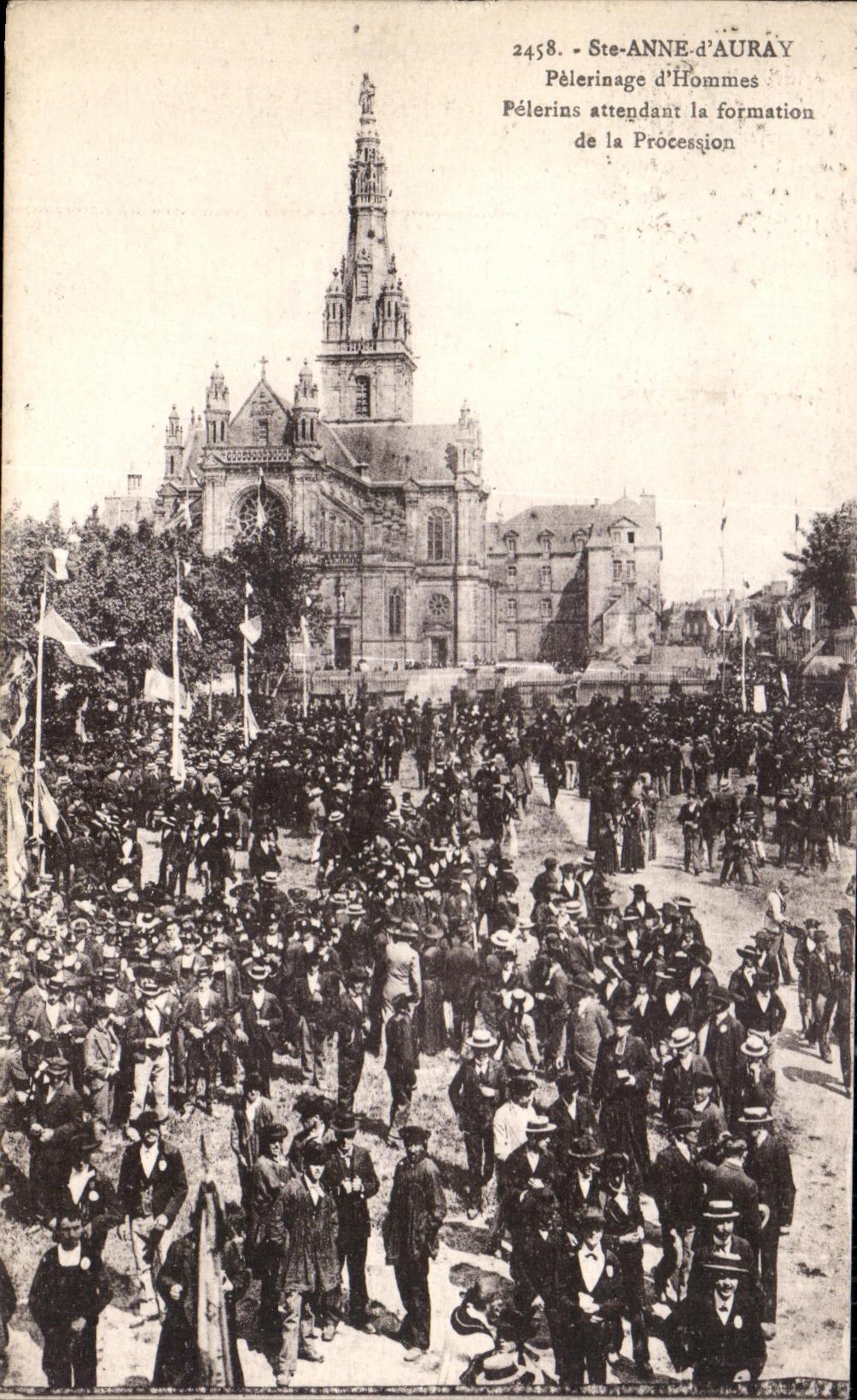 CPA Ste Anne D Auray Pelerinage d Hommes Pelerins attendant la formation de la Procession