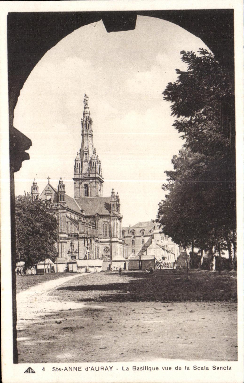 CPA Ste Anne d Auray La Basilique vue de la Scala Sancta